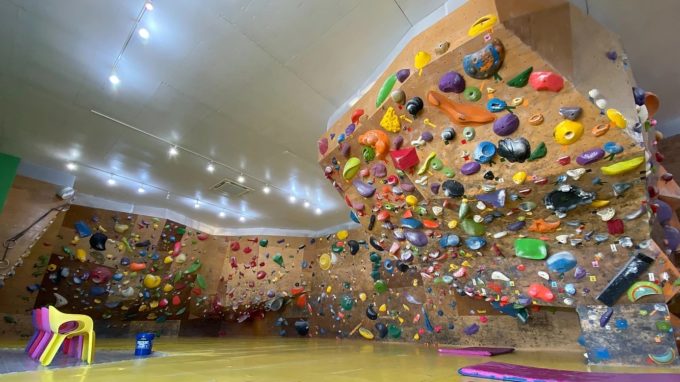 愛知県のクライミング施設「魚動クライミングジム 一宮店」